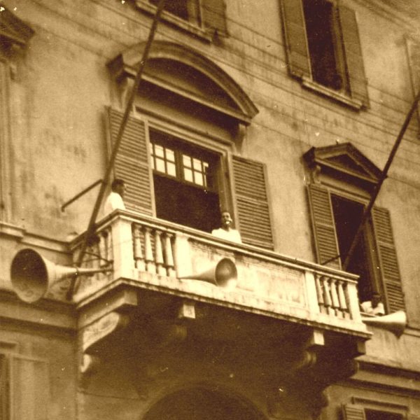 Palazzo Carmi fu costruito nel 1849 su commissione di una facoltosa famiglia ebraica. Dal 1929 sede del Partito fascista, fu assegnato dal 1946 al 1954 al PCI e alla Camera del Lavoro.